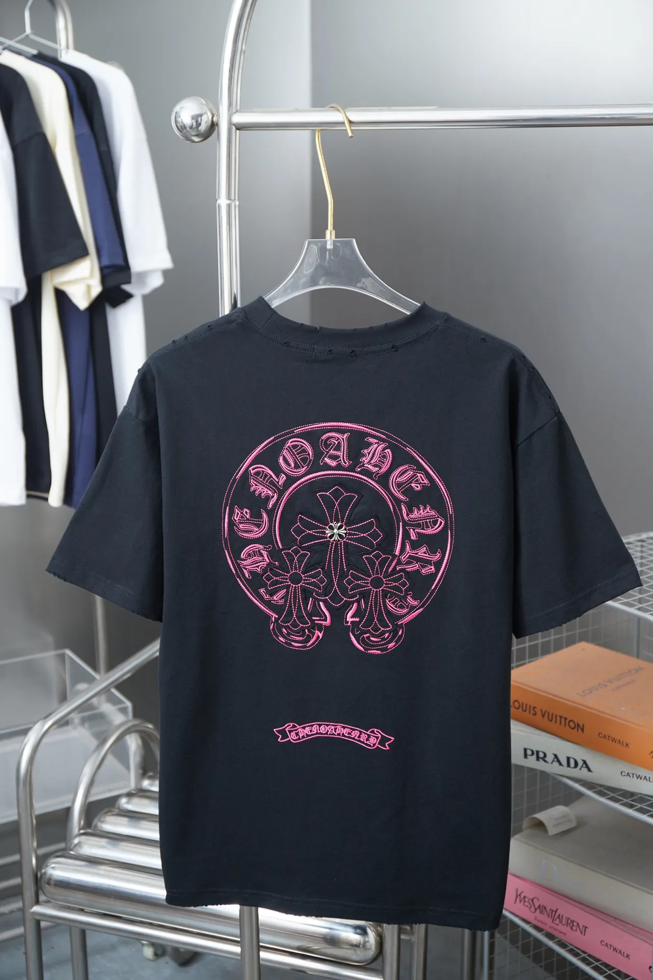 🅿️220 Ch*ome Hearte 25SS early spring new style, appliqué embroidered heart cross short sleeves, light luxury, essential item for daily commuting for men and women, correct version, welcome to compare, detailed features · 320g 100% pure cotton double yarn jersey fabric · Custom dyed in the same vat, special thickened 32 pieces double-strand 1X1 thread · Imported Tajima machine embroidery tatami embroidery ➕This cloth patch embroidery · Hand-stitched Croxin hardware accessories · Hand-made fraying of collar, cuffs and hem · Double-needle stitching across seams · Original main mark, washed tag, branded moisture-proof paper packaging Color: Black/White/Pink Size: S/M/L/XL